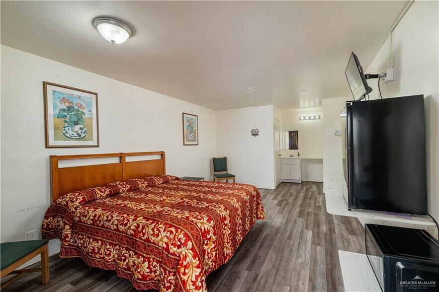 More Photos Of 2418 S Cage Blvd, Pharr Hospitality For Sale