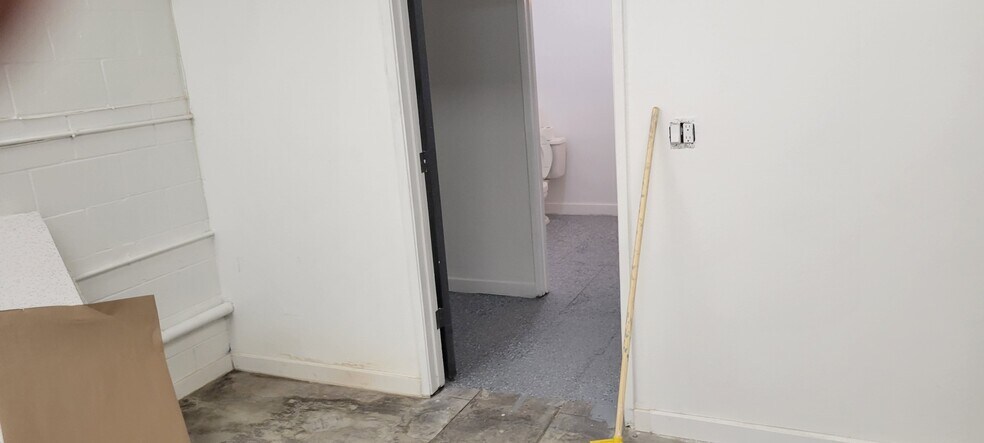 More Photos Of 21410 Hart St, Canoga Park Auto Repair For Lease