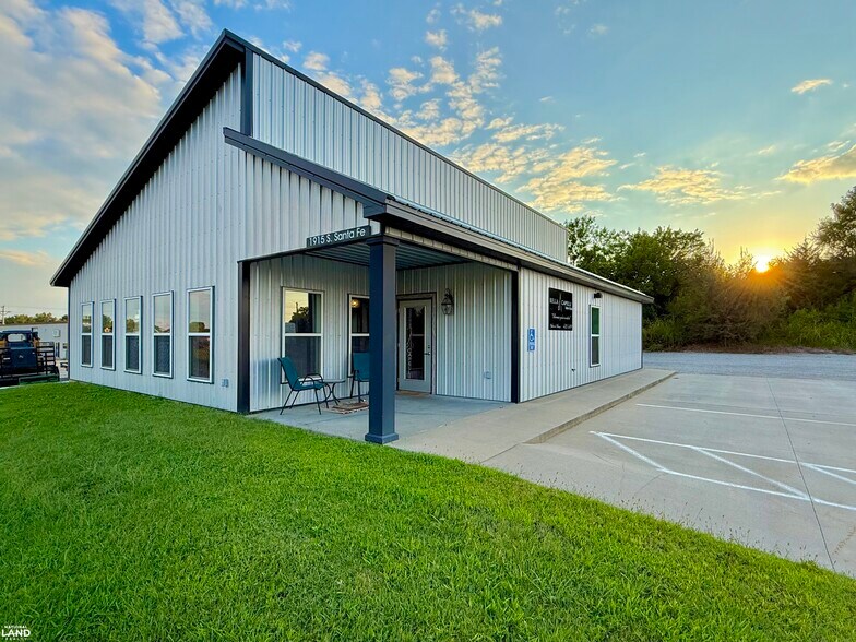 More Photos Of 1915 S Santa Fe Ave, Chanute Office For Sale
