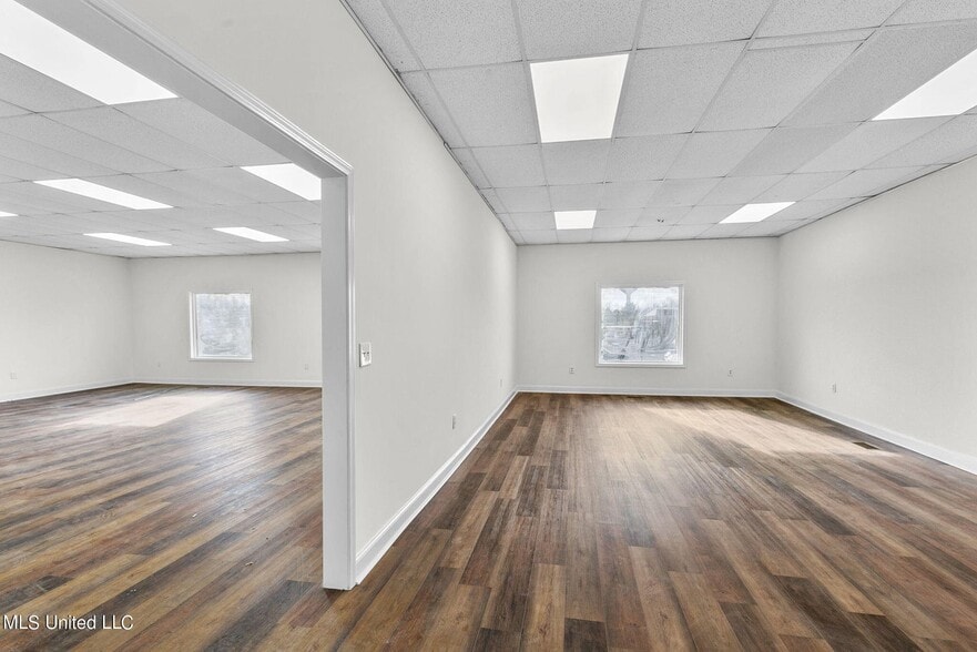 More Photos Of 148 Weisenberger Rd, Madison Flex For Lease