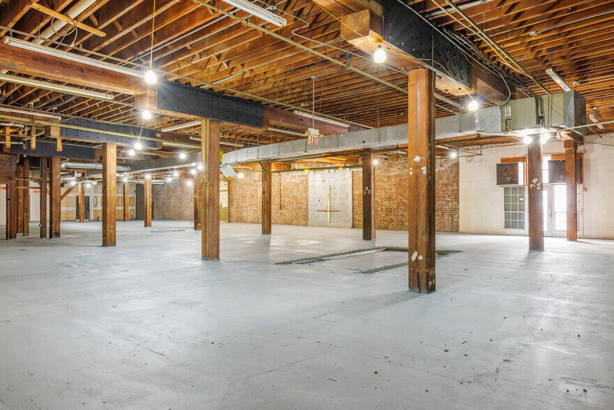 More Photos Of 313 W River St, Savannah Freestanding For Lease