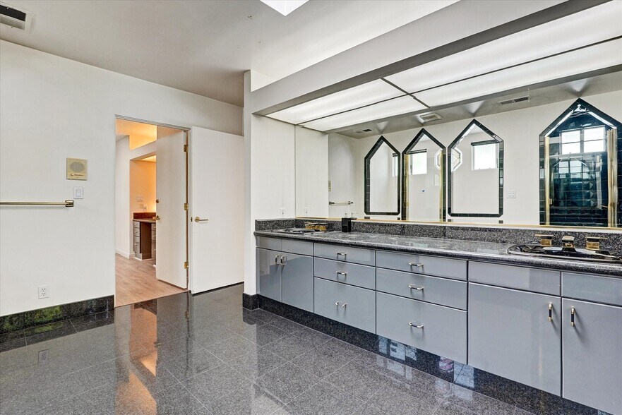 More Photos Of 4623 Hayvenhurst Ave, Encino Apartments For Sale