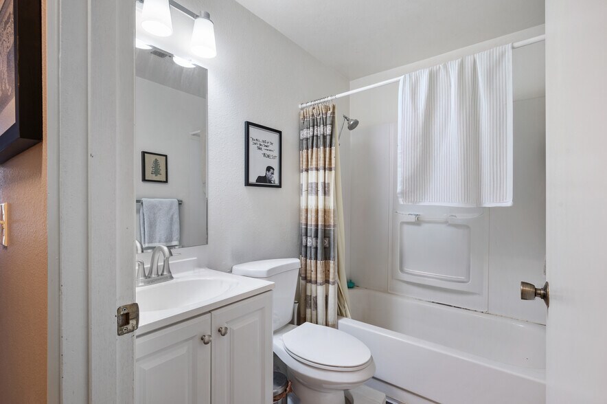 More Photos Of 3046 SW Avalon Way, Seattle Apartments For Sale