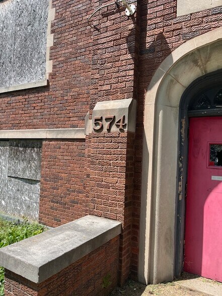 More Photos Of 574 S McAlister Ave, Waukegan Schools For Sale