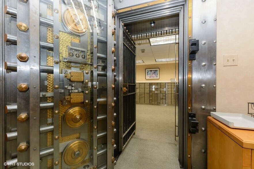 More Photos Of 275 S Roselle Rd, Schaumburg Bank For Sale