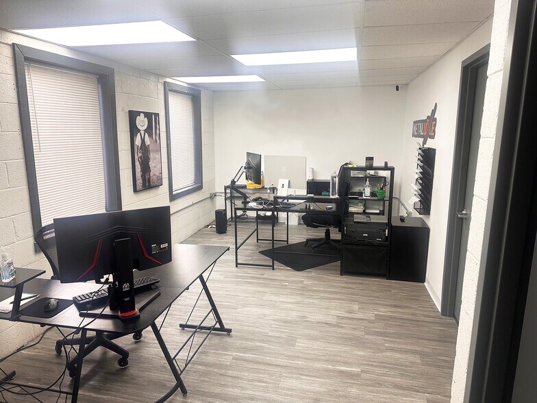 More Photos Of 310 S La Londe Ave, Addison Manufacturing For Lease