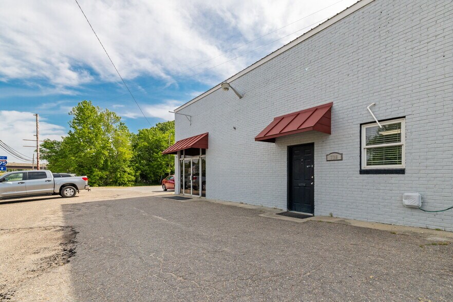 More Photos Of 728 N Main St, Emporia Auto Repair For Sale