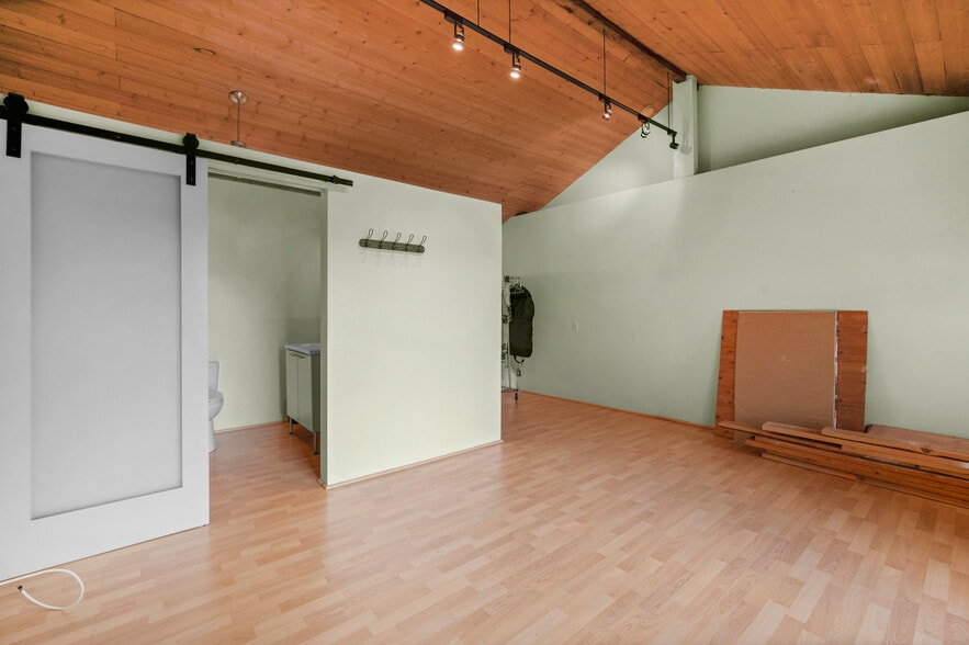 More Photos Of 2428 San Benito St, Fresno Showroom For Sale