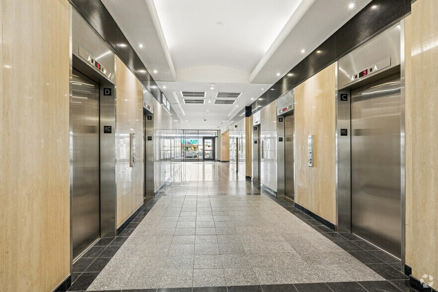 More Photos Of 100 Boul Alexis-Nihon, Montréal Office For Lease