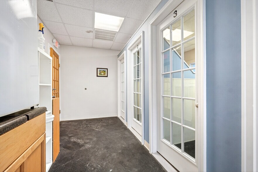 More Photos Of 140 Summer St, Holliston Veterinarian Kennel For Sale