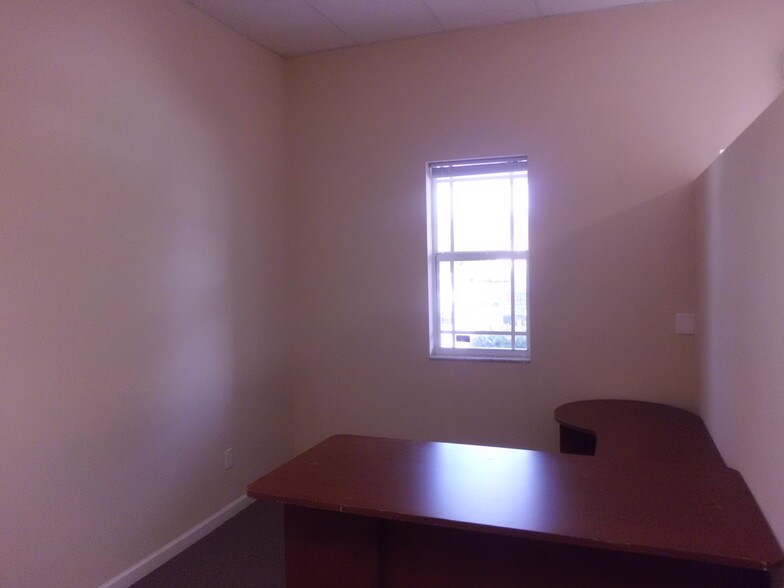 More Photos Of 1352-1368 SW Bayshore Blvd, Port Saint Lucie Unknown For Lease