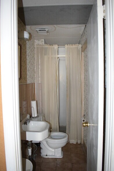 More Photos Of 147 N Ocean Ave, Patchogue Office For Sale