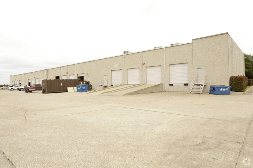 More Photos Of 1925-1939 Westridge Dr, Irving Flex For Lease
