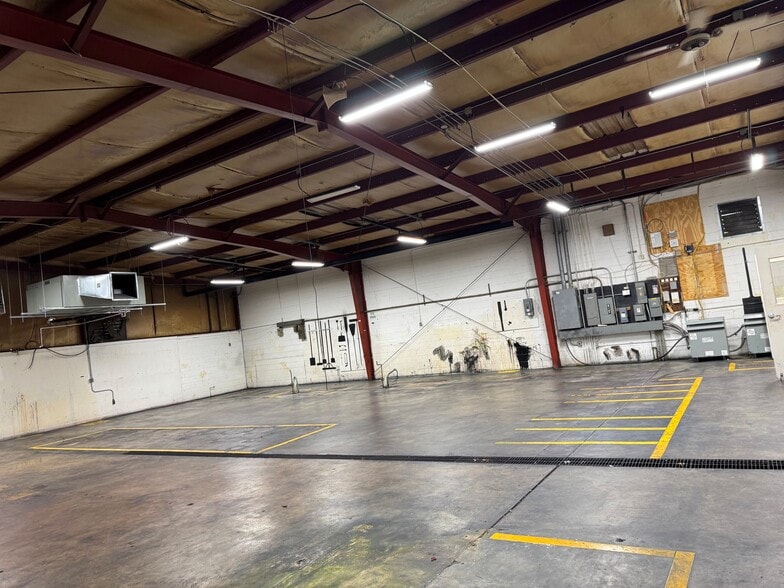 More Photos Of 214 Omohundro Pl, Nashville Manufacturing For Sale