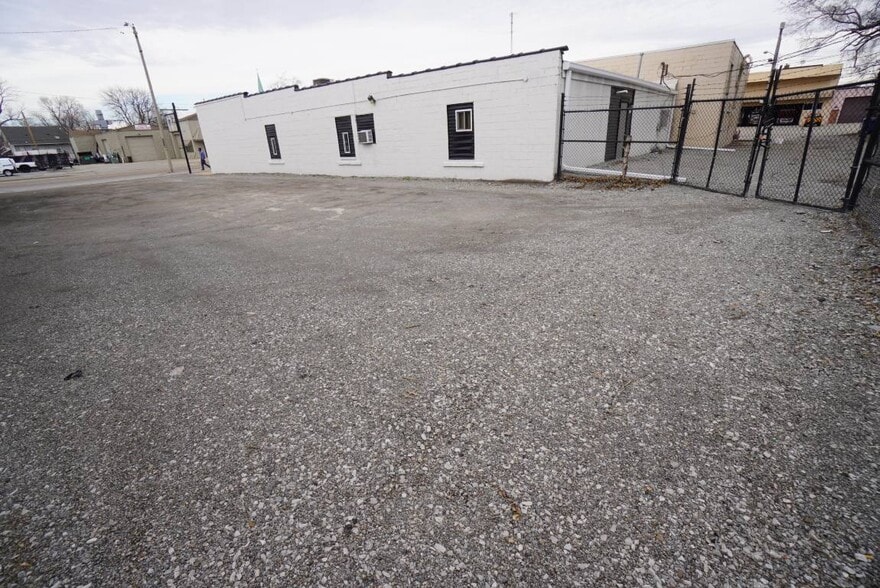 More Photos Of 2256 Madison Ave, Granite City Flex For Sale