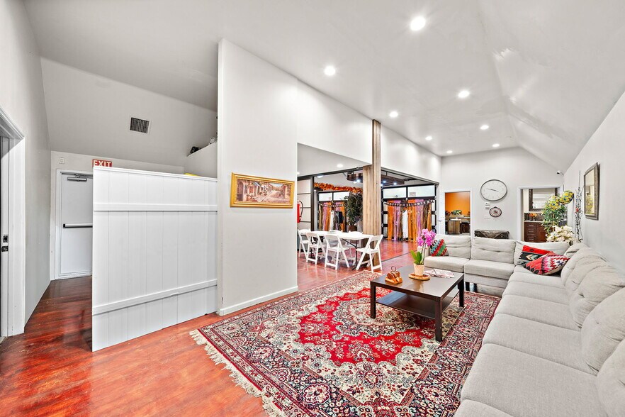 More Photos Of 23201 Orange Ave, Lake Forest Office For Sale
