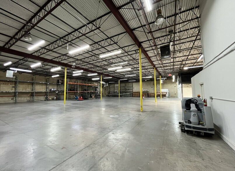 More Photos Of 1900 Surveyor Blvd, Carrollton Warehouse For Lease