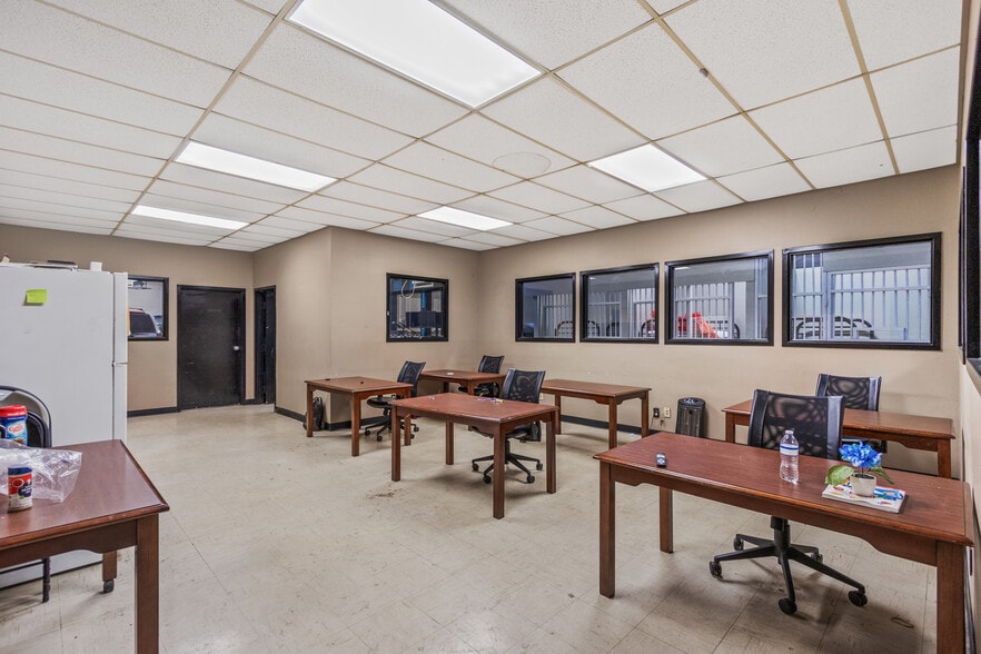 More Photos Of 1862 LATHAM St, Memphis Warehouse For Sale