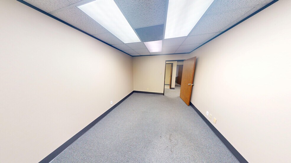 More Photos Of 9776 Whithorn Dr, Houston Showroom For Lease