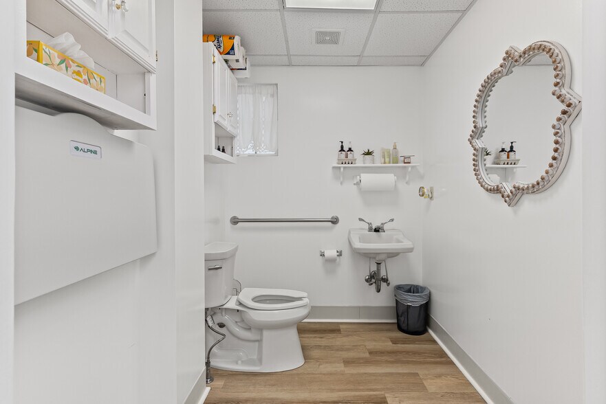 More Photos Of 525 7th St, Altavista Office For Sale