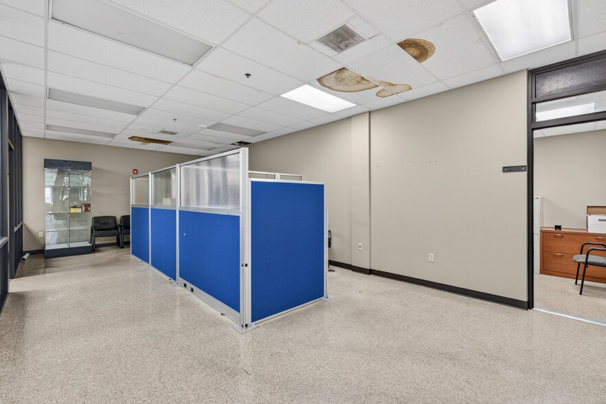 More Photos Of 310 Pennington Dr, Paris Manufacturing For Sale