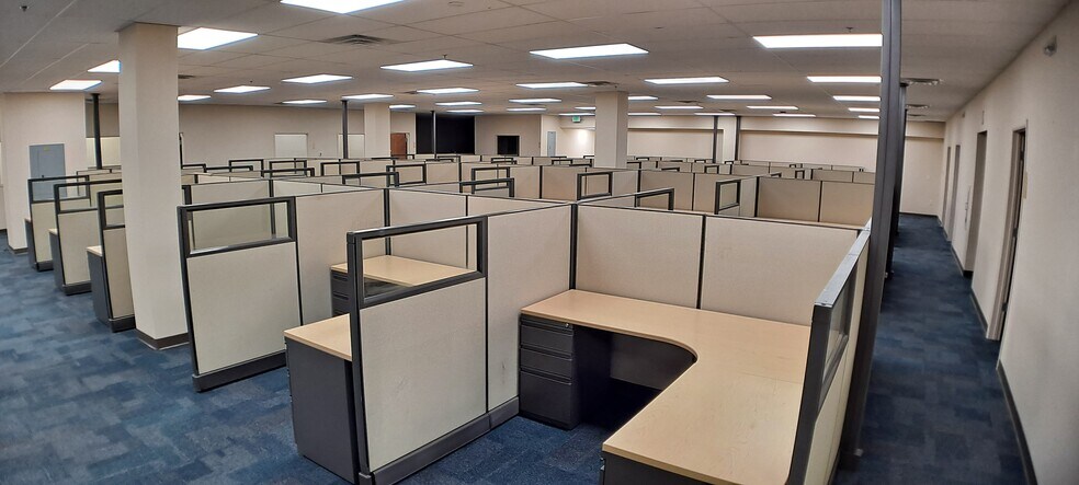 More Photos Of 5000 Park St N, Saint Petersburg Flex For Lease