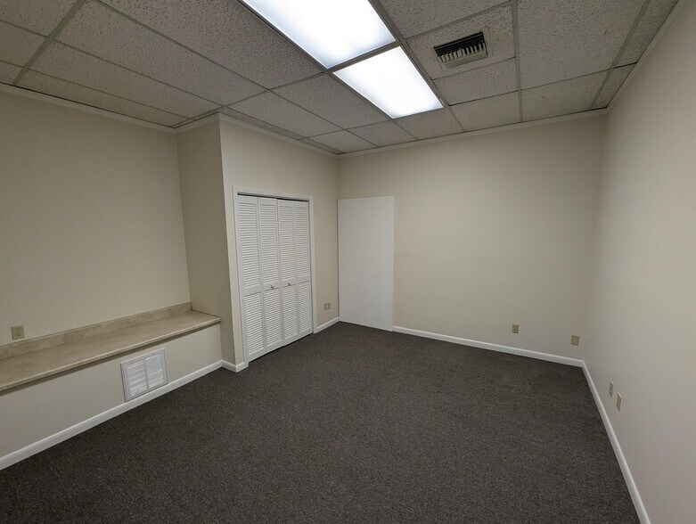 More Photos Of 110-122 43rd Ave, Vero Beach Office For Lease