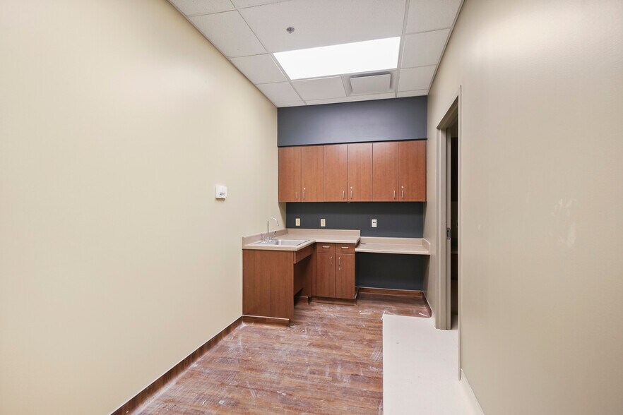 More Photos Of 27126 Northwest Fwy, Cypress Freestanding For Lease