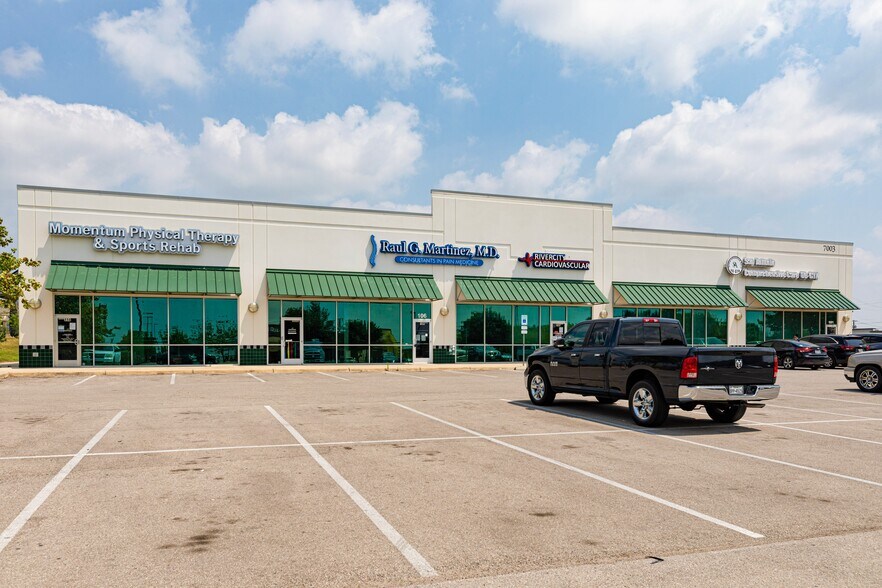 More Photos Of 2515 SE Military Dr, San Antonio General Retail For Sale