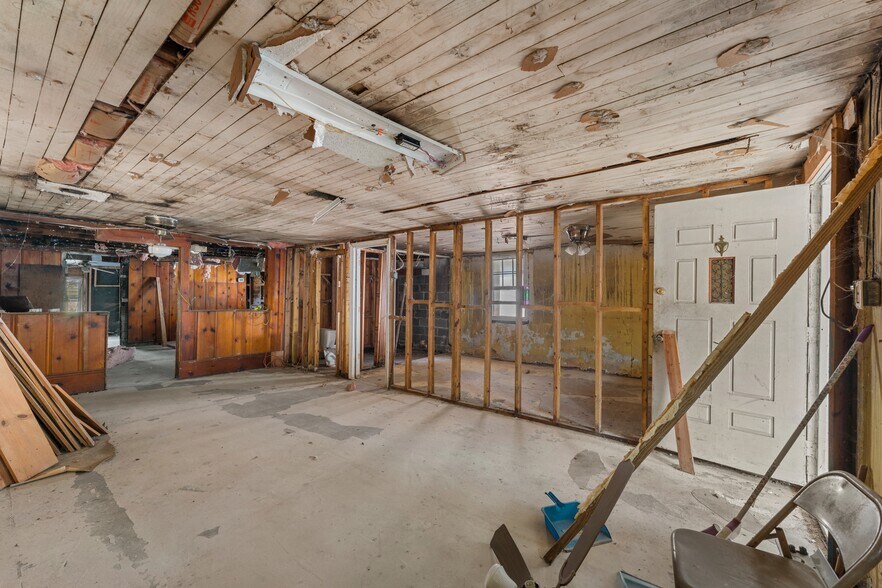 More Photos Of 7736 Westpoint Rd, West Point Freestanding For Sale