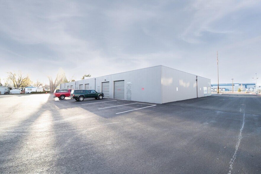 More Photos Of 755 E Greg St, Sparks Light Distribution For Lease