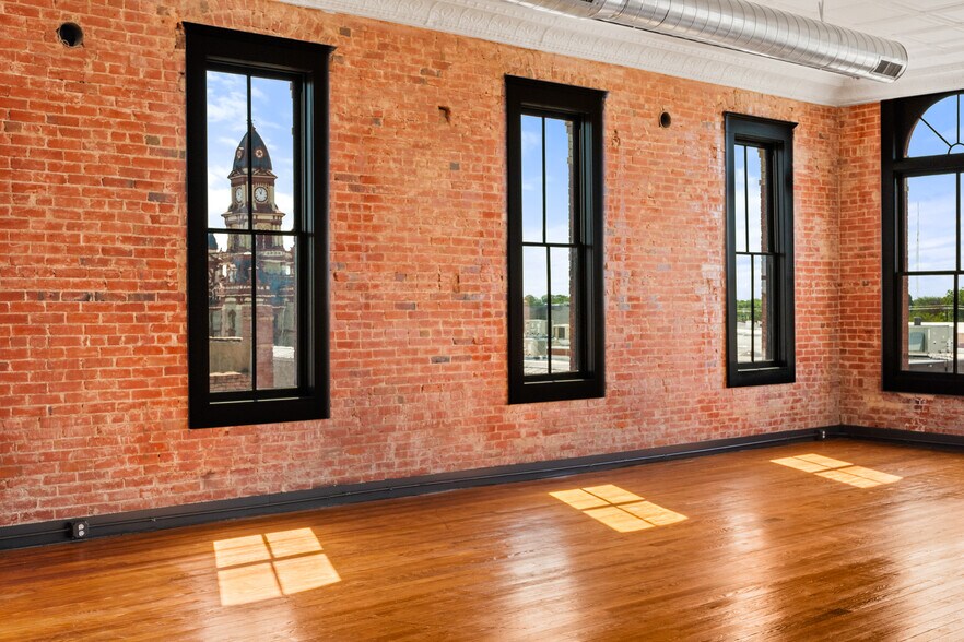 More Photos Of 119 W San Antonio St, Lockhart Storefront Retail Office For Sale