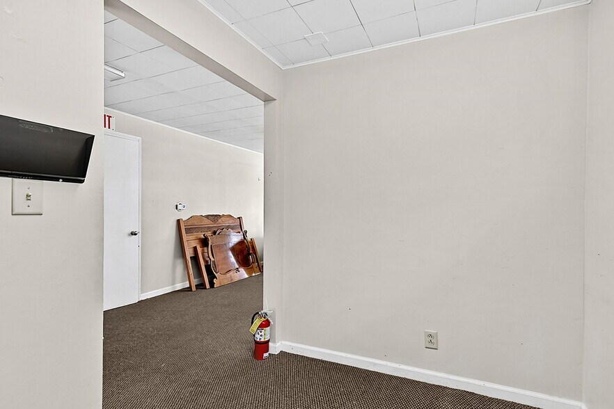 More Photos Of 7102 E Pendleton Pike, Indianapolis Office For Sale