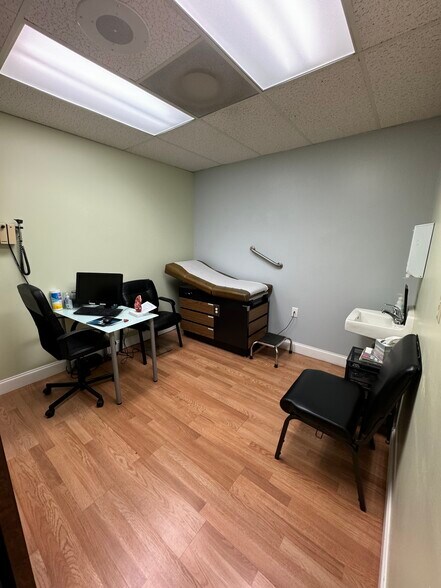 More Photos Of 6101 Webb Rd, Tampa Medical For Sale