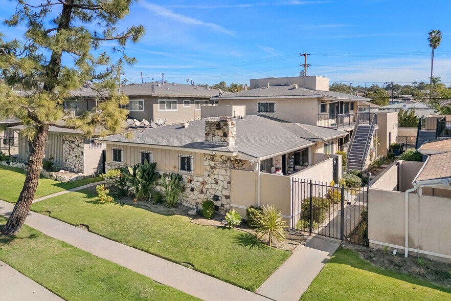 Primary Photo Of 10630 Crenshaw Blvd, Inglewood Apartments For Sale