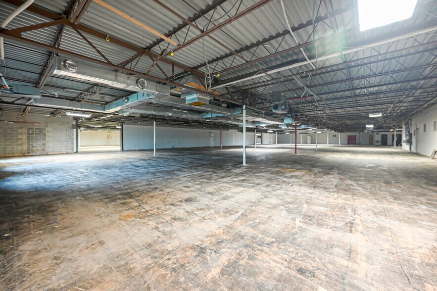 More Photos Of 20 Willow Springs Cir, York Warehouse For Lease