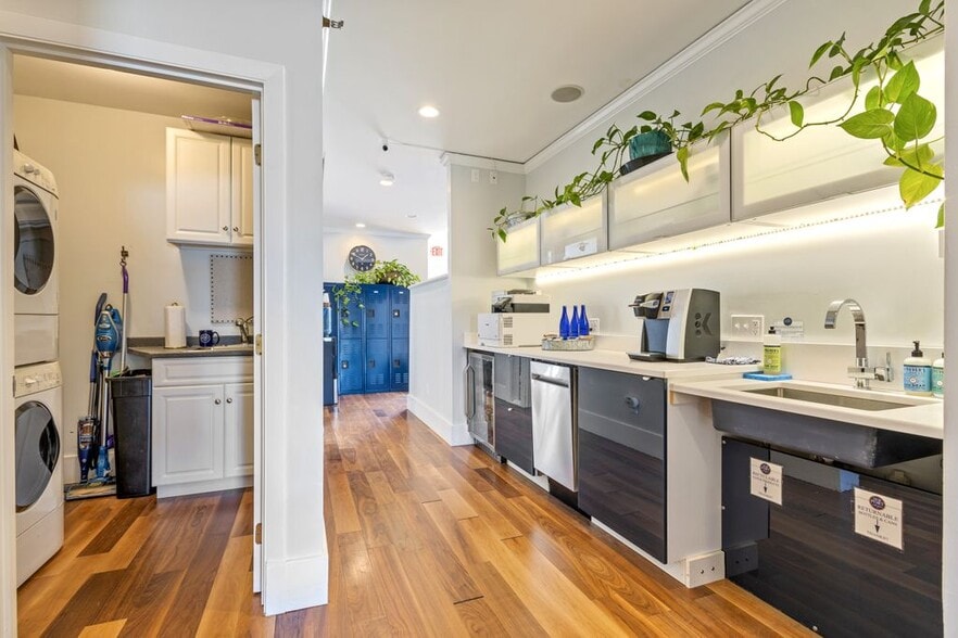 More Photos Of 4 Townsend Ave, Boothbay Harbor Freestanding For Sale
