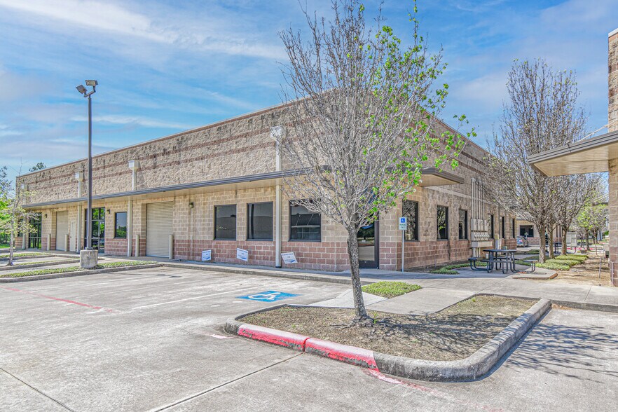 More Photos Of 500 Spring Hill Dr, Spring Unknown For Lease