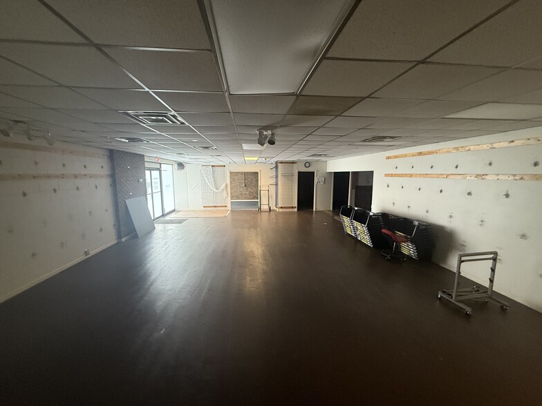 More Photos Of 3880-3888 Dayton-Xenia Rd, Dayton Storefront For Lease