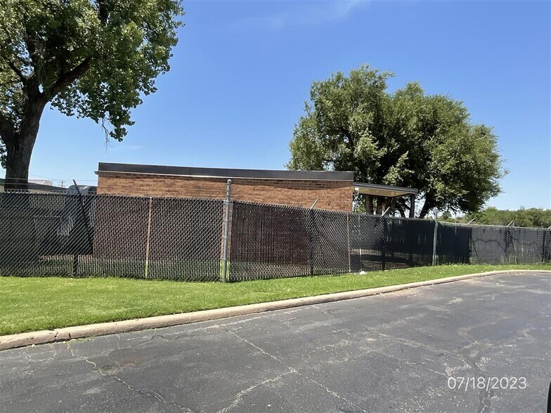 Primary Photo Of 936 SW 88th St, Oklahoma City Specialty For Lease