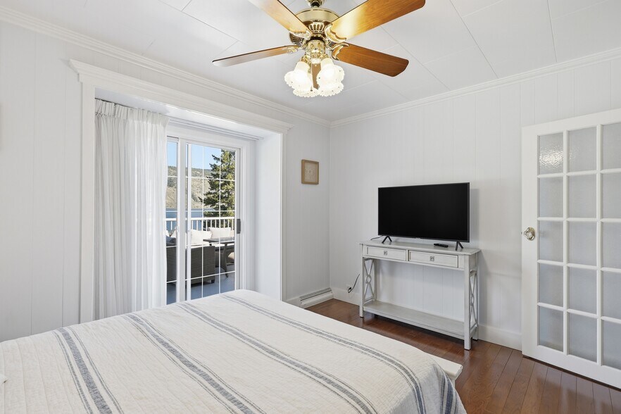 More Photos Of 7001 Savona Access Rd, Thompson-Nicola Hotel For Sale
