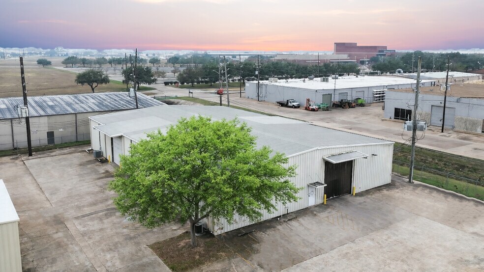 More Photos Of 13408 Redfish Ln, Stafford Warehouse For Lease