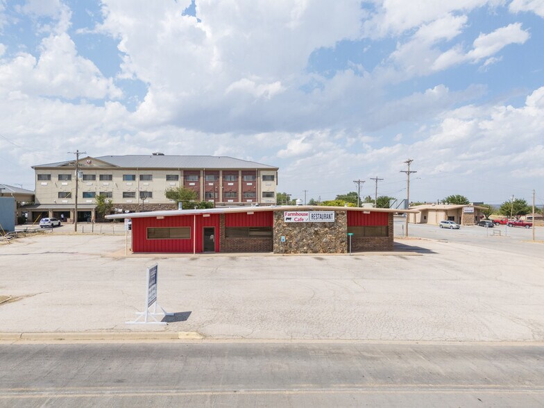 Primary Photo Of 103 Interstate 40, Shamrock Restaurant For Sale
