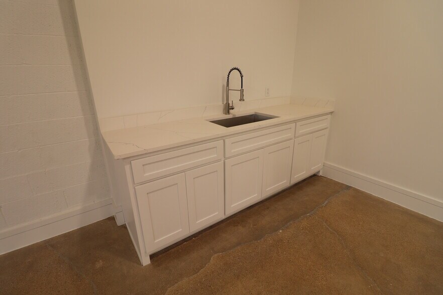 More Photos Of 155-165 Cole St, Dallas Freestanding For Lease