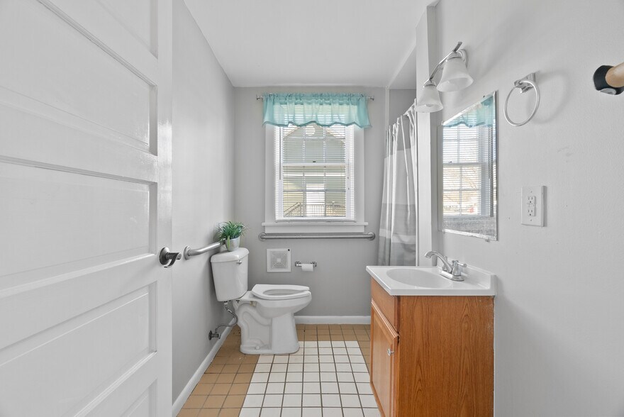 More Photos Of 605 E Nine Mile Rd, Highland Springs Office Residential For Sale