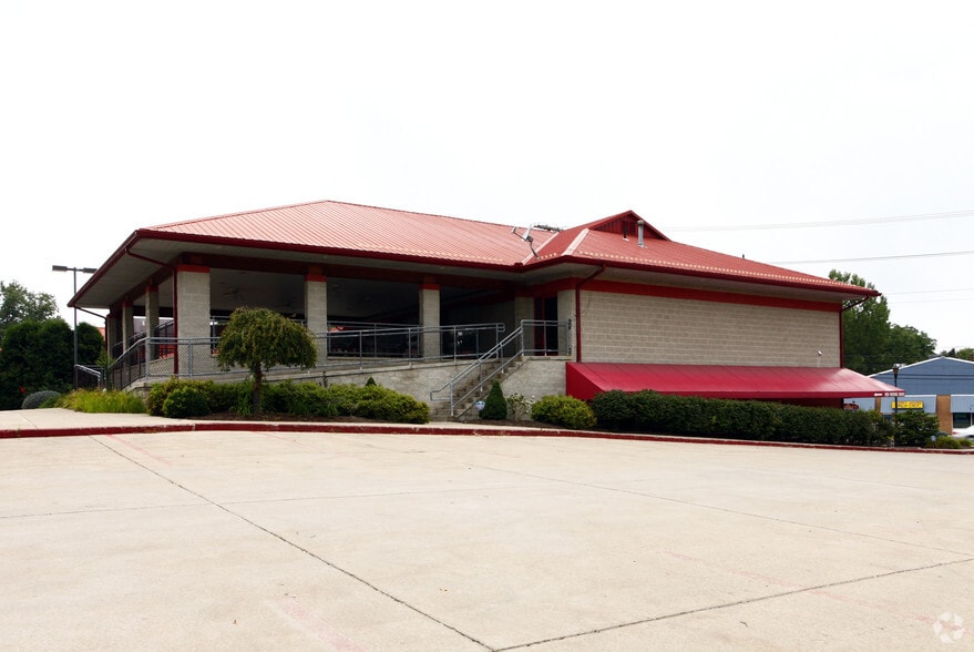 More Photos Of 192 E Main St, Lexington Restaurant For Sale