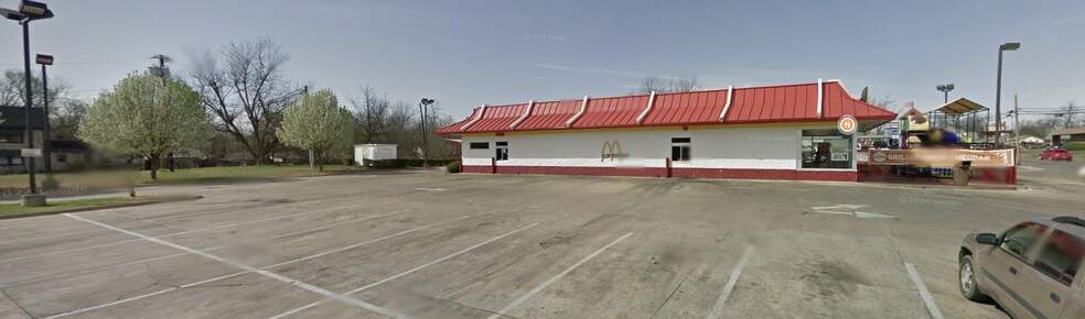 More Photos Of 506 W Main St, Clarksville Freestanding For Sale