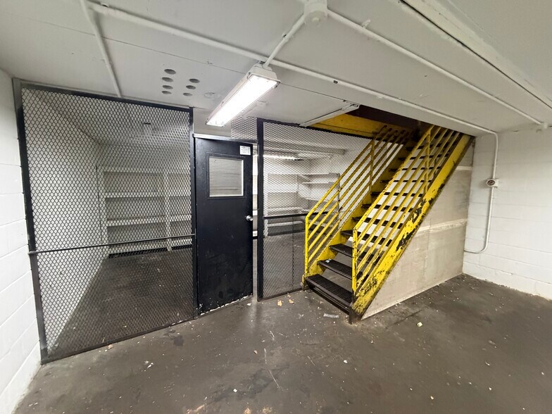 More Photos Of 10150 N Florida Ave, Tampa Auto Dealership For Lease