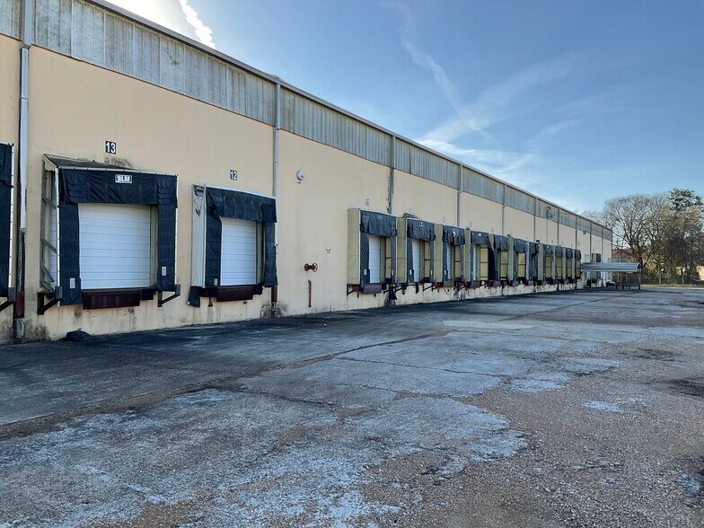 More Photos Of 2214 S Green St, Tupelo Warehouse For Lease