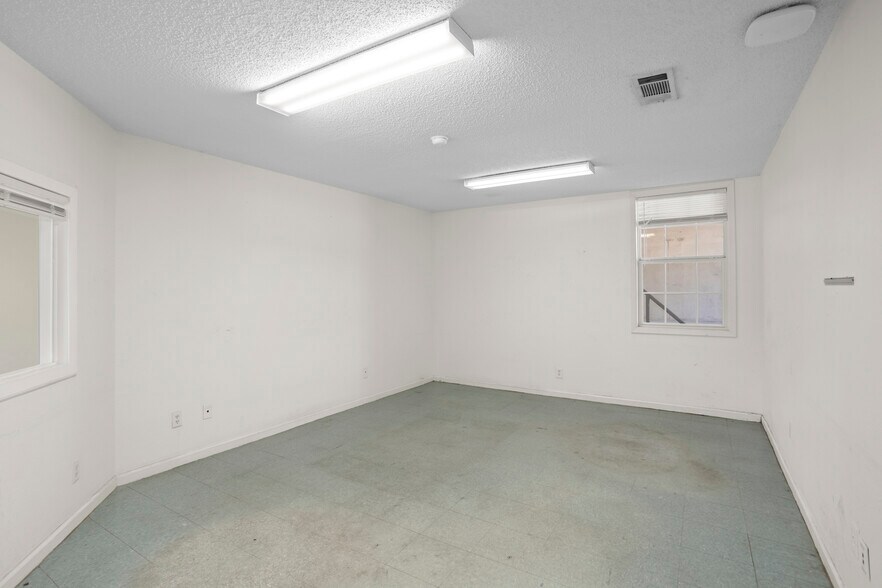 More Photos Of 5212 Mosson Rd, Fort Worth Flex For Lease